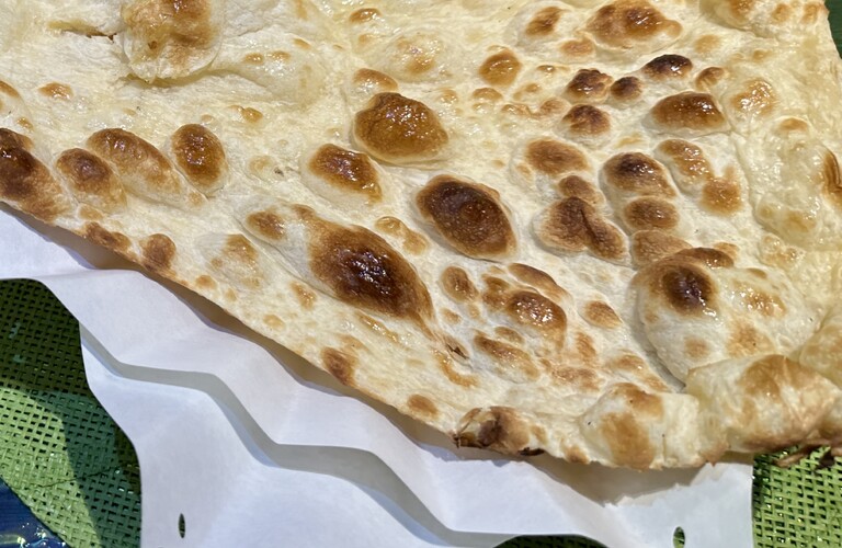 焼きたて熱々！パリパリ×モチモチのナンを堪能しよう