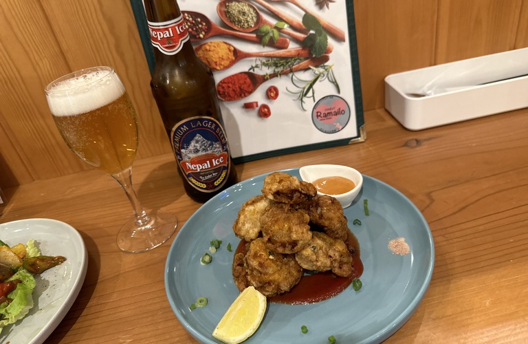 五泉市のRamailoでネパールのビールとチキンポカレリーを楽しもう！