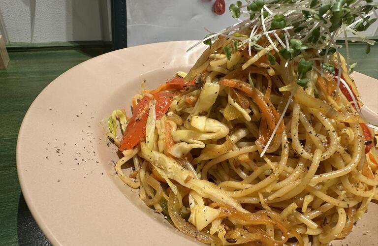 ネパール風ピリ辛麺、チョウメンを楽しむ新たな体験は らまいろ で