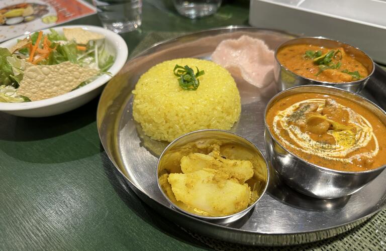 香り立つカレー、食べる幸せが漂うランチタイムを堪能せよ！